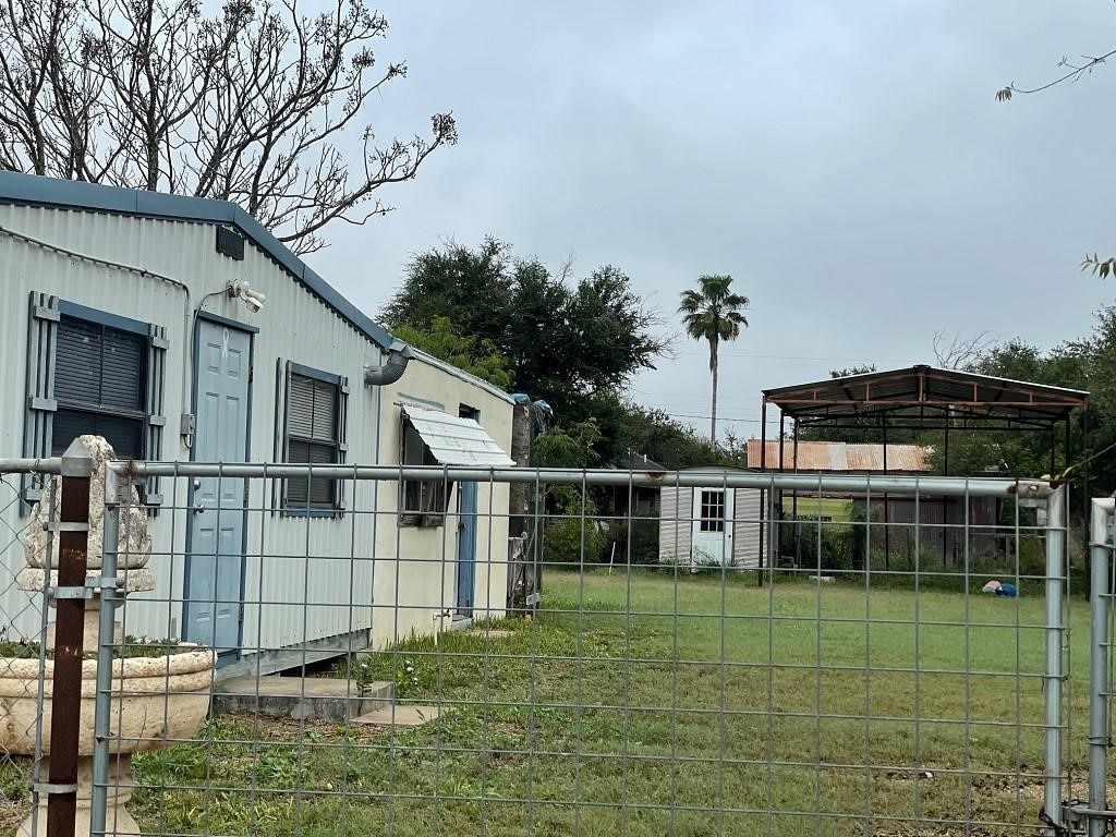 view of yard with a shed