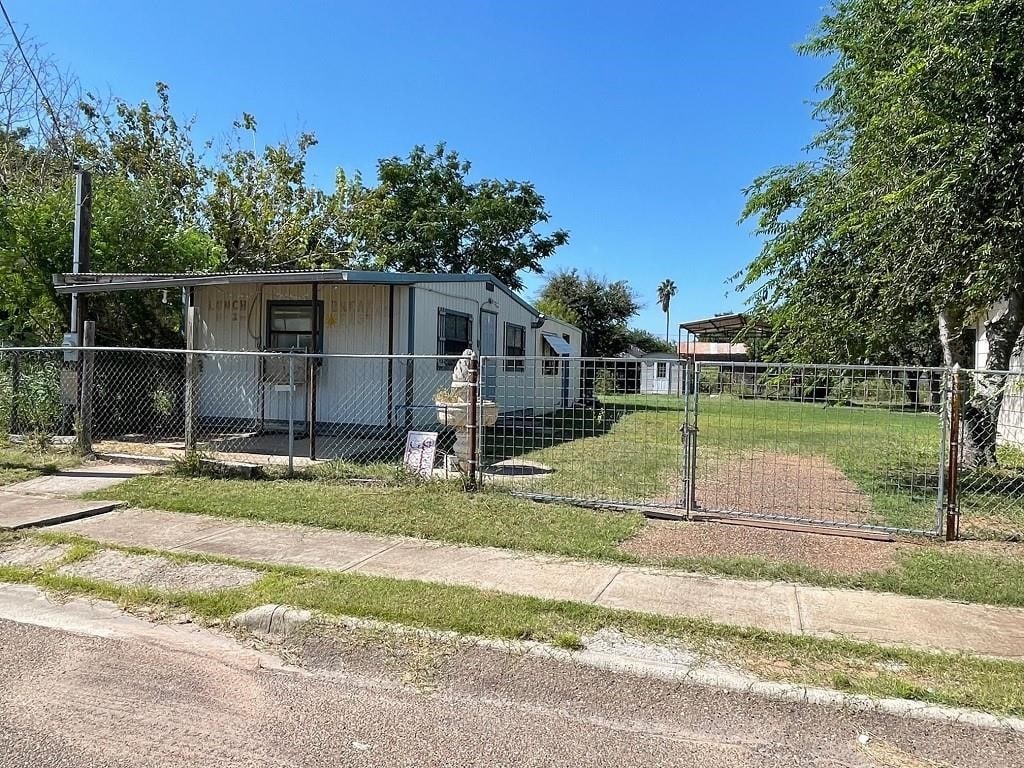 manufactured / mobile home with a front yard and a carport