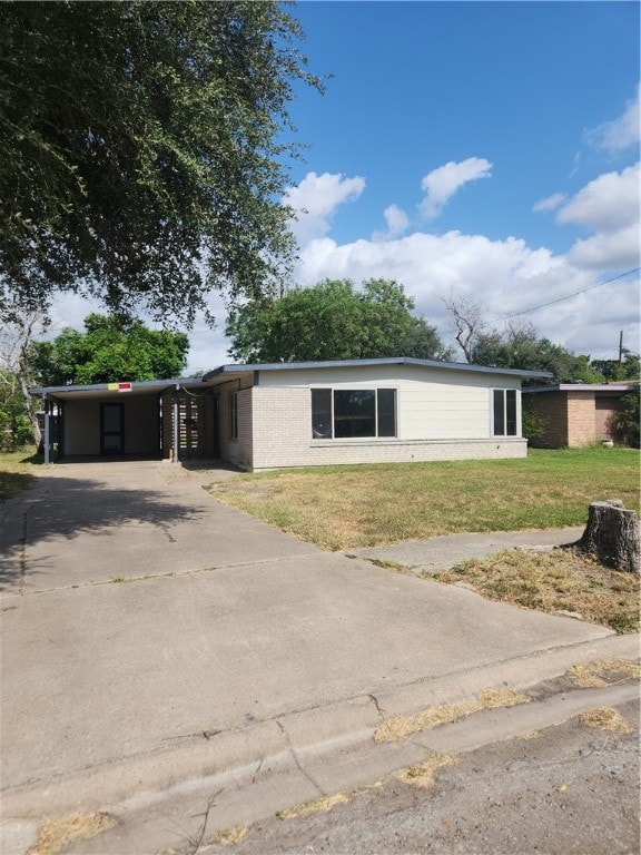 view of front of property featuring a front lawn and a carport