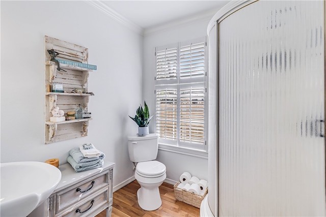 bathroom with sink, hardwood / wood-style flooring, crown molding, and plenty of natural light