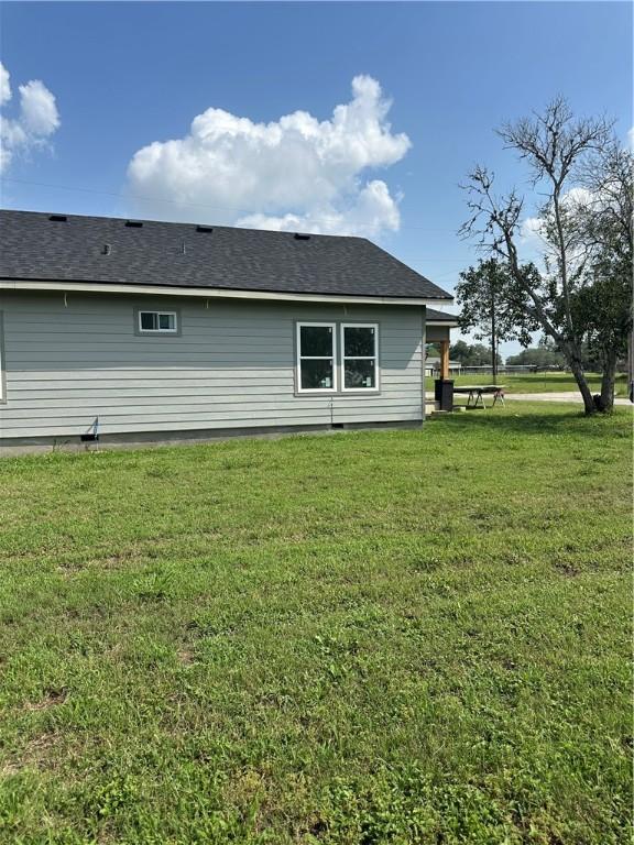 410 E Lott St, Beeville, TX 78102 - rear view of property featuring a lawn
