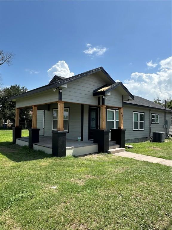 410 E Lott St, Beeville, TX 78102 - bungalow with a porch and a front yard