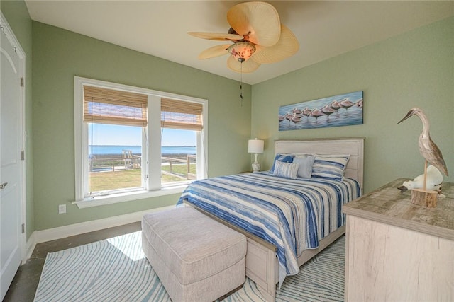 bedroom with ceiling fan and baseboards
