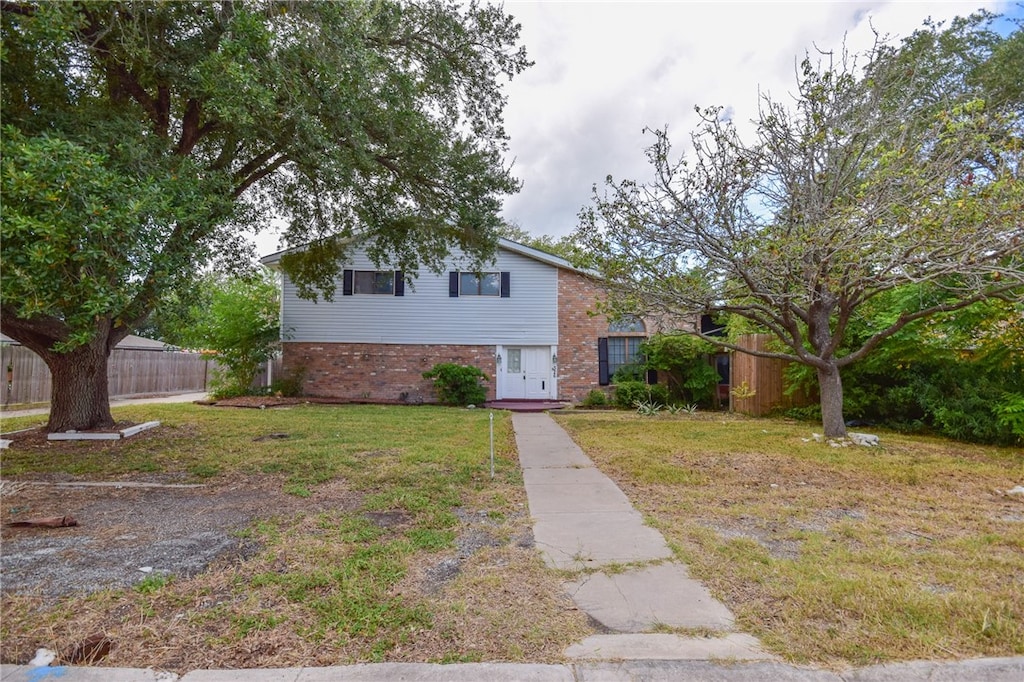 view of front of home featuring a front yard