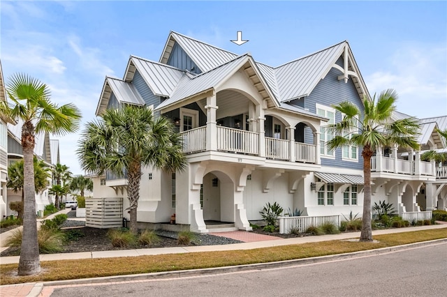 view of front of property with stucco siding, metal roof, and a standing seam roof