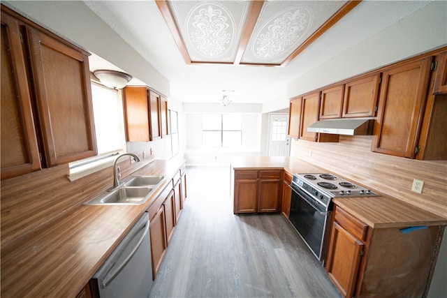 kitchen featuring electric stove, hardwood / wood-style floors, sink, dishwasher, and kitchen peninsula