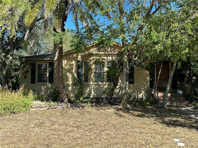 view of front of property featuring a front yard