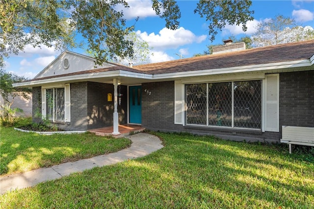 ranch-style home featuring a front lawn