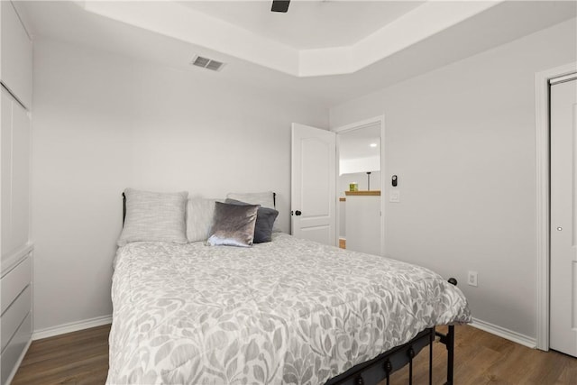 650 S Bay St, Aransas Pass, TX 78336 - bedroom featuring wood finished floors, a tray ceiling, and ceiling fan