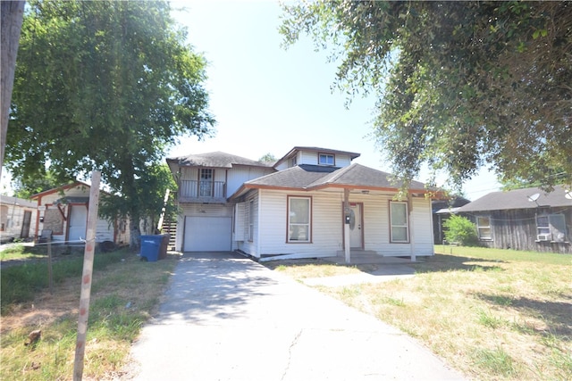 view of front of house featuring a garage and a front yard