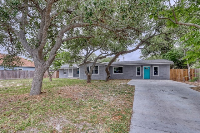 ranch-style home featuring a front lawn