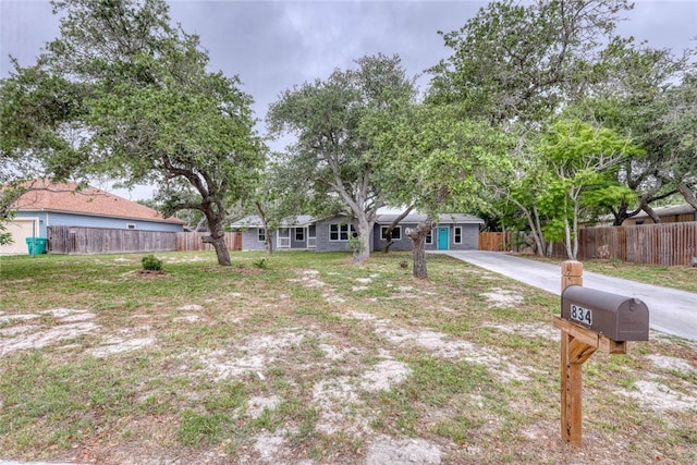 view of front of home featuring a front lawn