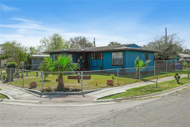 view of front of property featuring a front yard and a fenced front yard