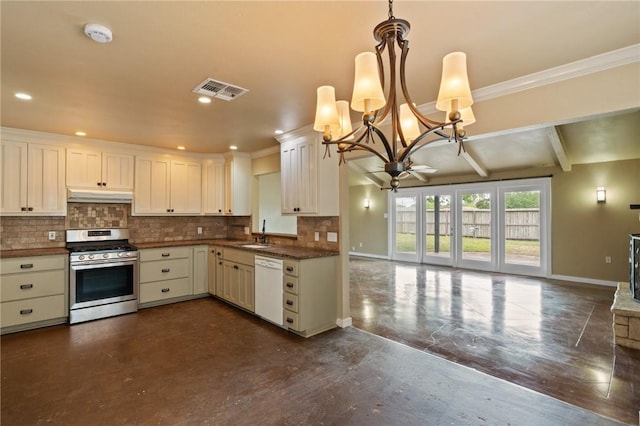 kitchen with a sink, open floor plan, an inviting chandelier, stainless steel gas stove, and under cabinet range hood