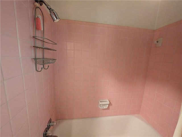 bathroom featuring tiled shower / bath combo