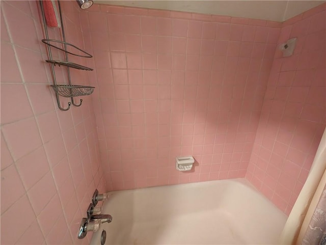 bathroom featuring tiled shower / bath