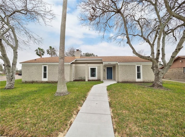 single story home featuring a front lawn