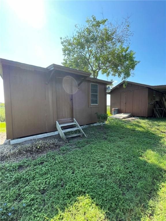 view of yard featuring a shed