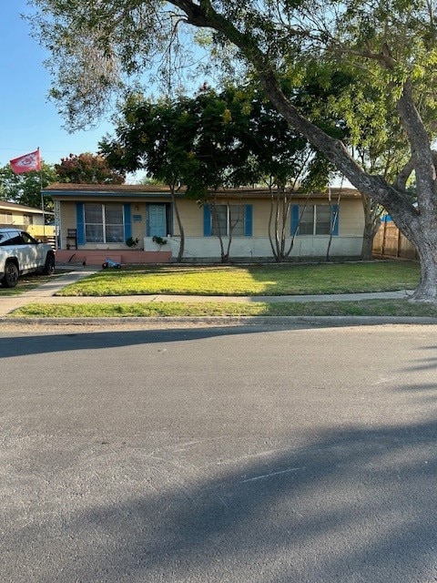 view of front facade featuring a front yard