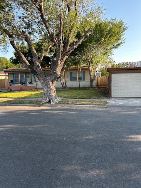 view of front facade featuring a garage and a front yard