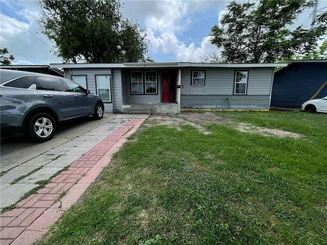 single story home featuring a front lawn