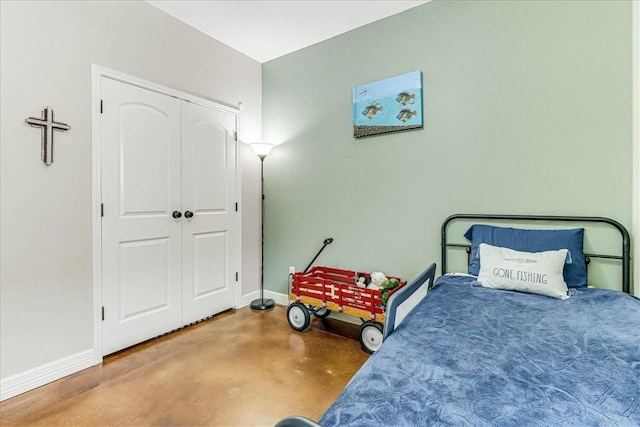 7237 Lake Tranquility Dr, Corpus Christi, TX 78414 - bedroom featuring concrete floors, a closet, and baseboards