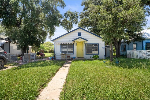 bungalow featuring a front yard