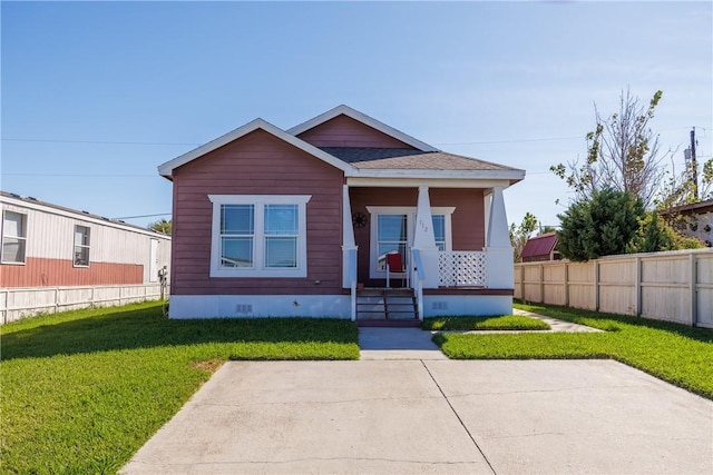 view of front of house featuring a front lawn