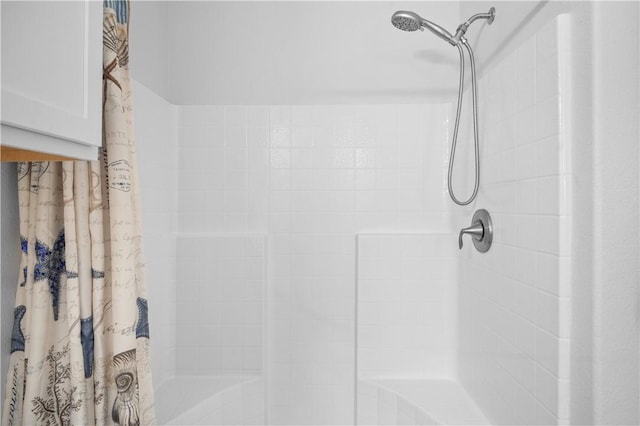 full bathroom featuring a shower with curtain