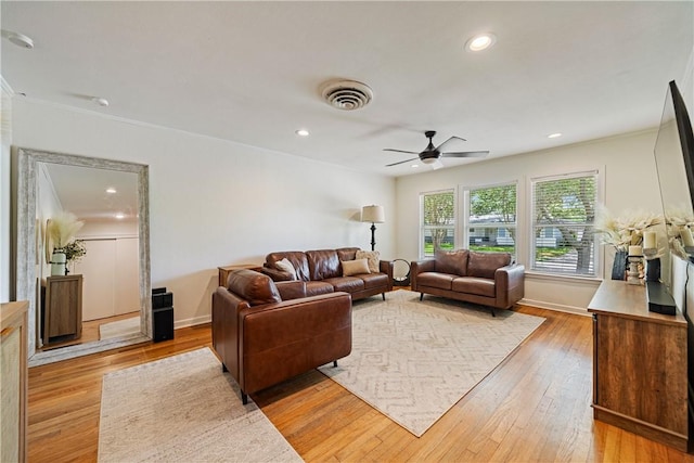 622 Bermuda Pl, Corpus Christi, TX 78411 - living area featuring a ceiling fan, light wood-style flooring, recessed lighting, and crown molding