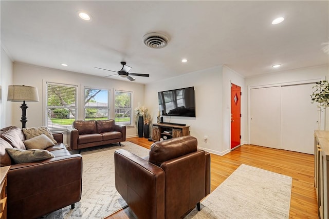 622 Bermuda Pl, Corpus Christi, TX 78411 - living area featuring light wood-style flooring, a ceiling fan, recessed lighting, and crown molding