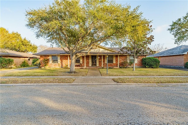 single story home with a front yard