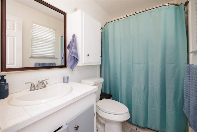 full bathroom featuring a textured ceiling, tile patterned flooring, toilet, a shower with shower curtain, and vanity