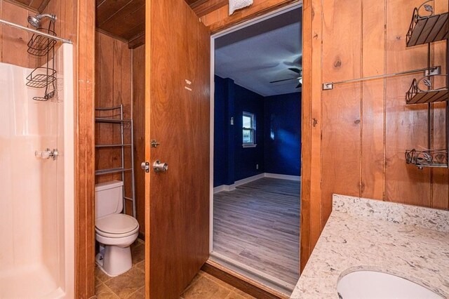 bathroom with vanity, toilet, and ceiling fan