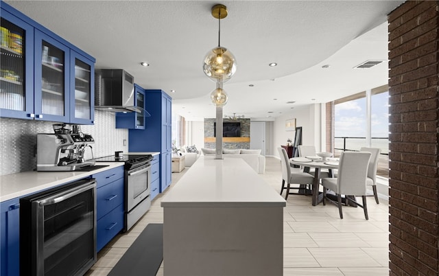 715 S Upper Broadway St Unit 1501, Corpus Christi, TX 78401 - kitchen with blue cabinetry, beverage cooler, stainless steel electric range, and recessed lighting