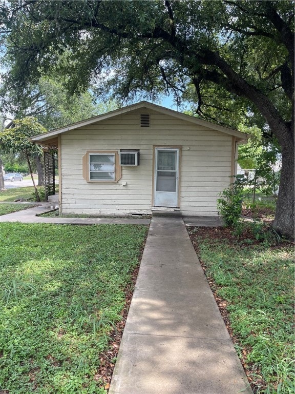 view of front of property with a front yard