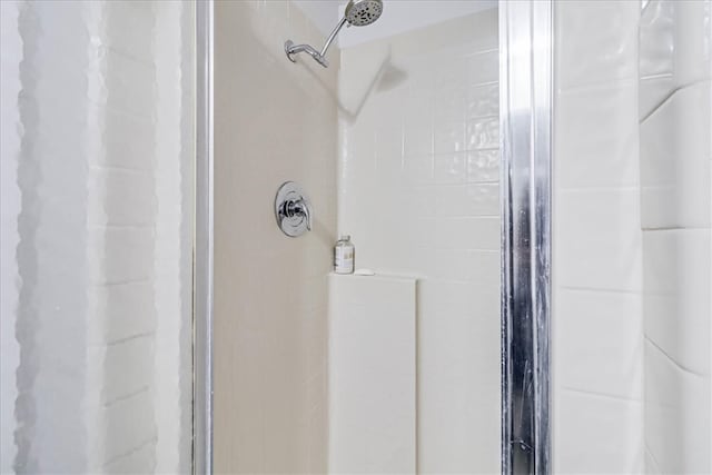 bathroom featuring tiled shower