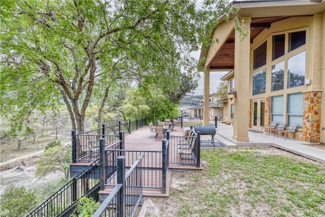 view of yard featuring a patio area