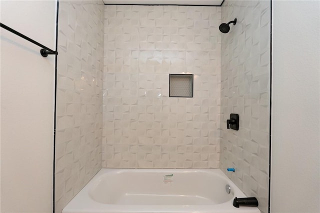 bathroom with tiled shower / bath