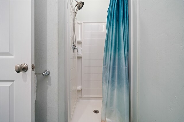 bathroom with curtained shower