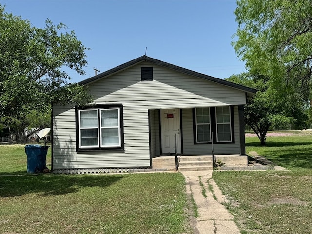 view of front of home featuring a front yard