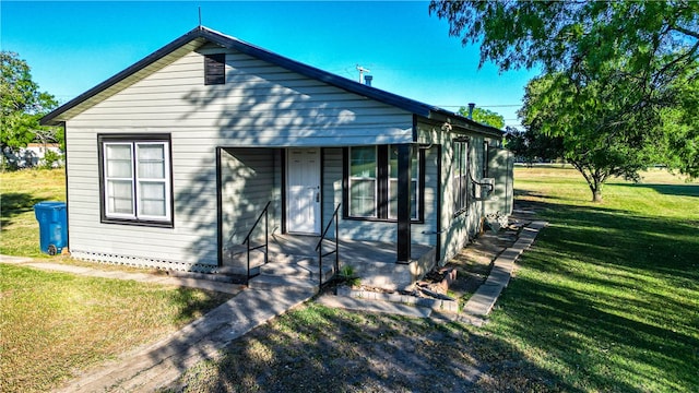 view of front of property with a front yard