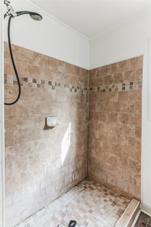 bathroom featuring tiled shower