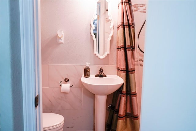 1508 Roosevelt Dr, Alice, TX 78332 - bathroom featuring tile walls and toilet