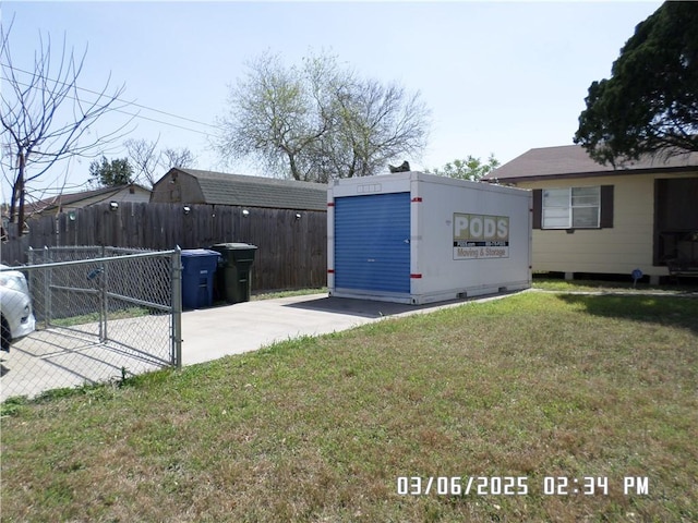 view of front of home featuring a gate, a front lawn, and fence