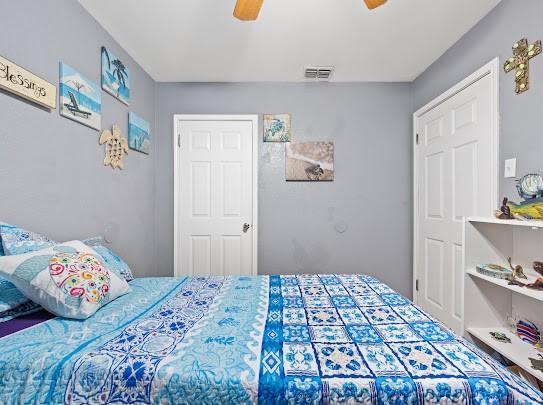 bedroom with ceiling fan