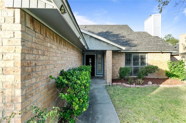 property entrance featuring a lawn