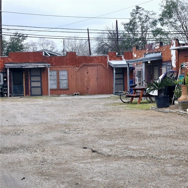 view of yard with dirt driveway