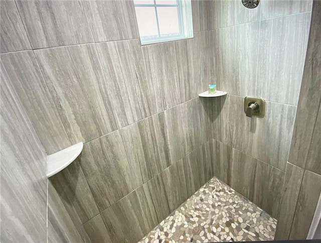 bathroom featuring tiled shower