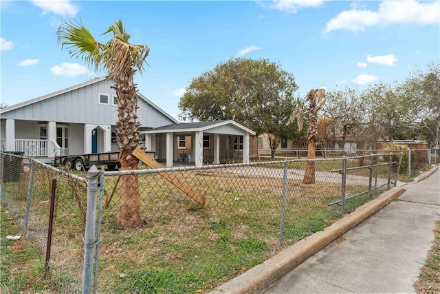 view of front facade with covered porch and a front yard